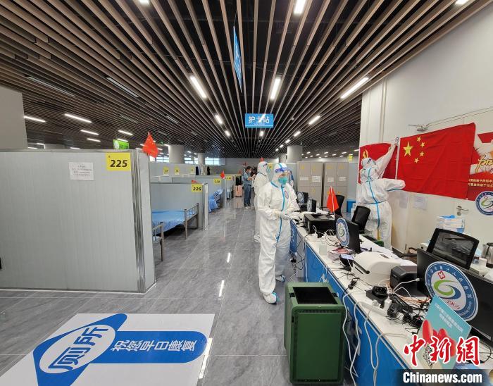 上海援瓊醫(yī)療隊接管的三亞第三方艙醫(yī)院?！⊥鯐员?攝