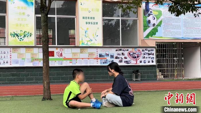 暑假期間，小嘉的姐姐帶他來(lái)踢球。原先小嘉不愛(ài)說(shuō)話，踢球之后，更愿意跟家人溝通了?！￡愑裣?攝