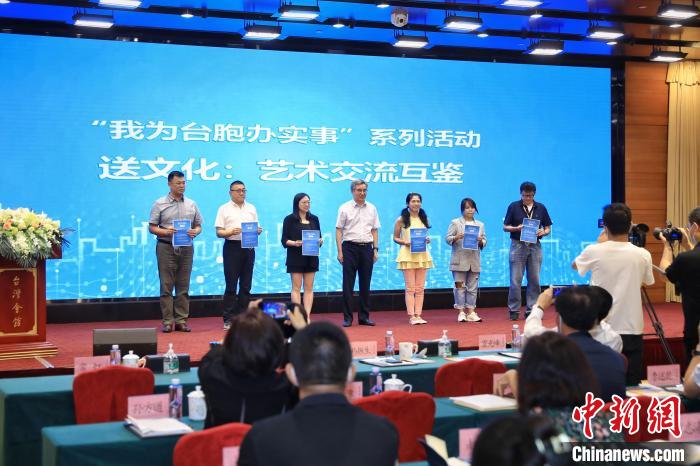 8月25日，北京市臺辦向臺胞“送文化”，邀請?jiān)诰┡_胞共同參與兩岸音樂人交流活動。　李雪峰 攝