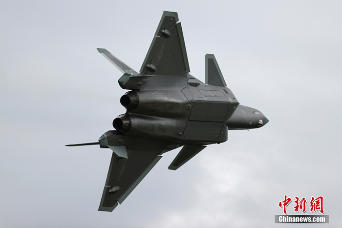 8月26日，中國(guó)空軍航空開(kāi)放活動(dòng)暨長(zhǎng)春航空展在吉林長(zhǎng)春舉辦。圖為殲-20飛行展示。 <a target='_blank' href='/'>中新社</a>記者 富田 攝 　