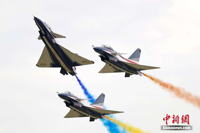8月26日，中國(guó)空軍航空開(kāi)放活動(dòng)暨長(zhǎng)春航空展在吉林長(zhǎng)春舉辦。圖為“八一”飛行表演隊(duì)表演。 <a target='_blank' href='/'>中新社</a>記者 富田 攝 　