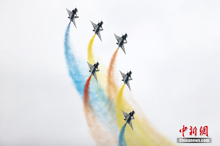 8月26日，中國(guó)空軍航空開(kāi)放活動(dòng)暨長(zhǎng)春航空展在吉林長(zhǎng)春舉辦。圖為“八一”飛行表演隊(duì)表演。 <a target='_blank' href='/'>中新社</a>記者 富田 攝 
