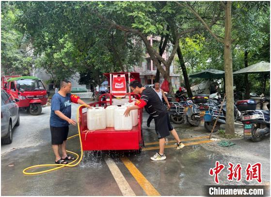 圖為正在忙碌的“送水小分隊(duì)”?！∪f(wàn)盛經(jīng)開(kāi)區(qū)黨工委統(tǒng)戰(zhàn)部供圖