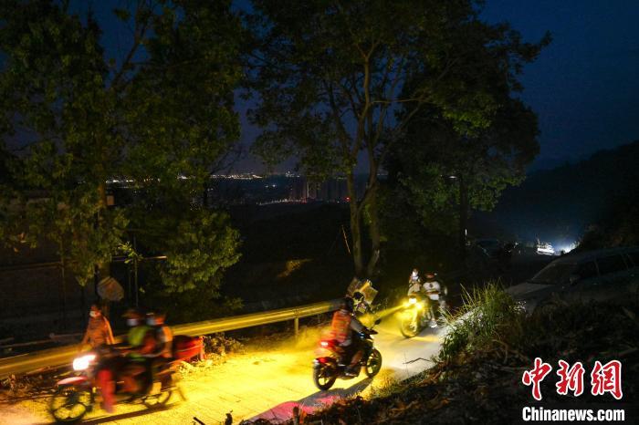 圖為參與救援的“摩托大軍”。　何蓬磊 攝