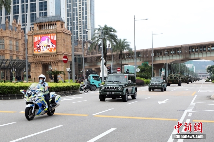 圖為輪換車隊行駛在澳門街區(qū)。 <a target='_blank' href='/'>中新社</a>發(fā) 陳帥 攝