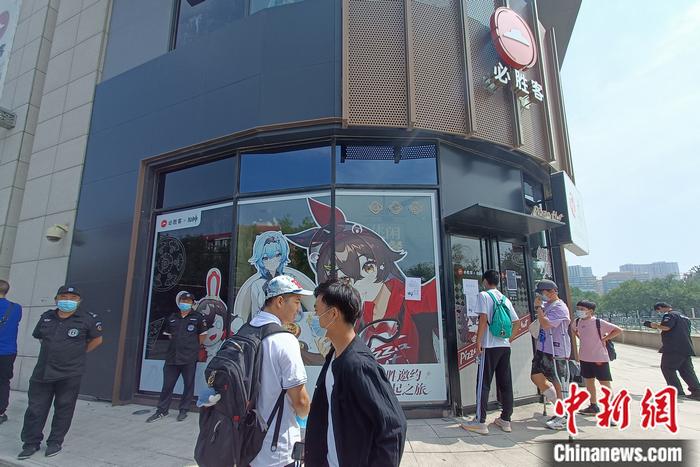 30日，必勝客(工體北路)主題店已暫停營(yíng)業(yè)。 左雨晴 攝