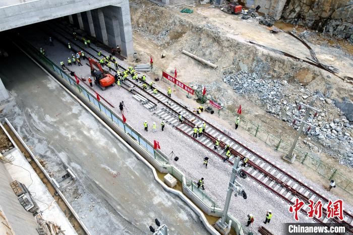 福廈高鐵廈門北站最后一組500米長鋼軌成功鋪設(shè)在道床上，標(biāo)志福廈高鐵全線鋪軌貫通。　南昌鐵路供圖