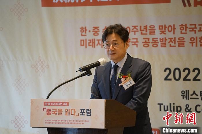 圖為韓國國會議員洪翼杓致辭。劉旭 攝
