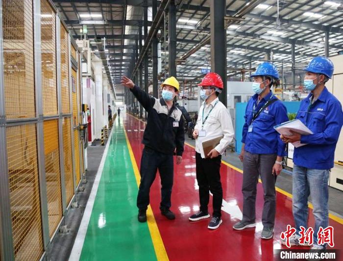 內(nèi)江供電中心營銷人員深入企業(yè)助力復(fù)工復(fù)產(chǎn)?！×_國強 攝