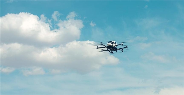 無人機為重慶山火救援出力 空中科技已成應(yīng)急救援重要幫手