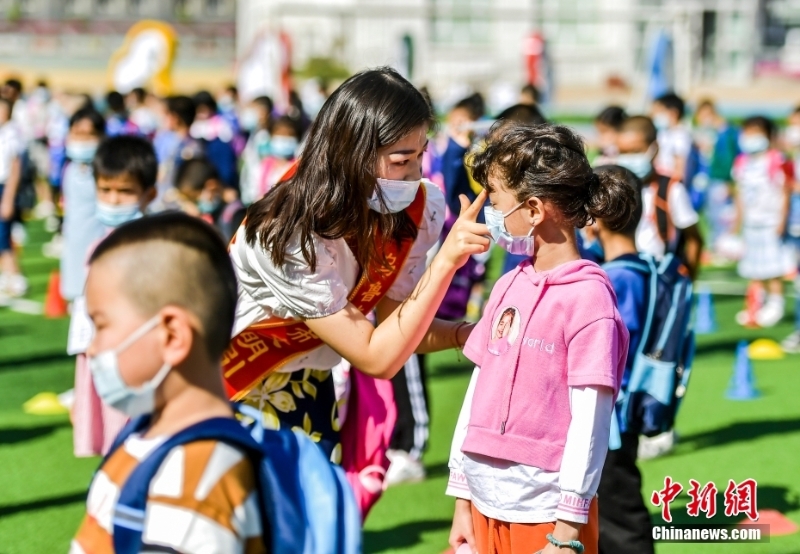 資料圖：老師為一年級(jí)新生點(diǎn)朱砂。 <a target='_blank' href='/'>中新社</a>記者 劉新 攝