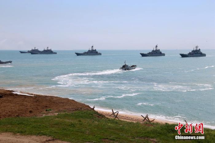 資料圖：俄軍在克里米亞地區(qū)舉行大型跨軍種演習。<a target='_blank' href='/'>中新社</a>發(fā) 俄羅斯國防部供圖