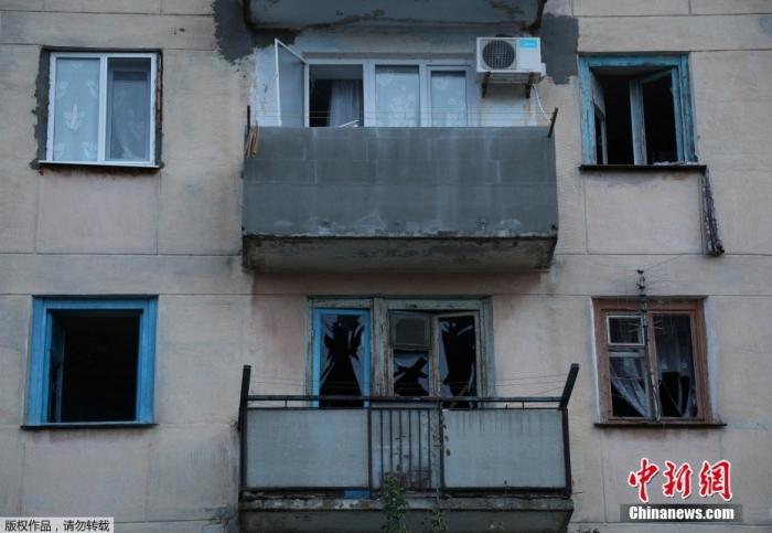 當?shù)貢r間8月9日，克里米亞新費多羅夫卡地區(qū)一處空軍基地彈藥儲存區(qū)爆炸，附近居民樓窗戶碎裂。