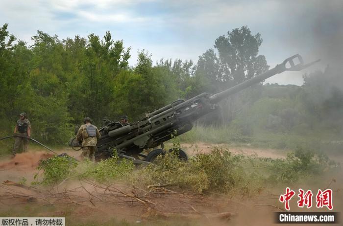 資料圖：烏軍士兵使用美國提供的M777榴彈炮向俄軍陣地開火。
