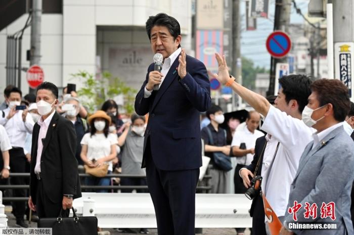 當(dāng)?shù)貢r(shí)間7月8日，日本前首相安倍晉三在奈良市進(jìn)行演講時(shí)遭到槍擊。圖為日本前首相安倍在遭遇槍擊前，正在進(jìn)行街頭演講。圖片來(lái)源：視覺(jué)中國(guó)