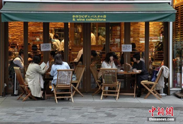 資料圖：東京民眾在室外喝下午茶。
<a target='_blank' href='/'>中新社</a>記者 呂少威 攝