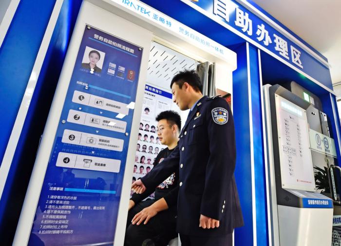 　在遼寧省本溪市公安局北地派出所民警指導(dǎo)下，市民通過自助體檢機(jī)完成機(jī)動車駕駛?cè)藱z測項(xiàng)目(2021年12月10日攝)。新華社發(fā)