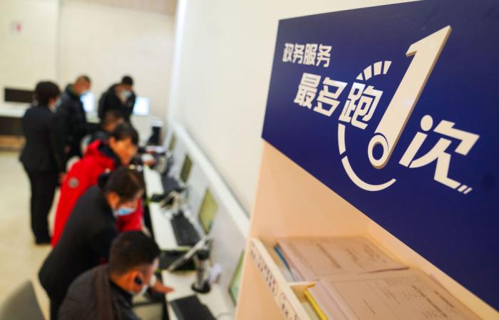 　在長春市二道區(qū)政務(wù)服務(wù)中心輔助填報(bào)區(qū)，市民在工作人員的輔助下進(jìn)行事項(xiàng)填報(bào)(2020年11月23日攝)。近年來，長春市二道區(qū)多措并舉持續(xù)推進(jìn)營商環(huán)境建設(shè)，搭建涵蓋企業(yè)開辦各類事項(xiàng)的“一門式、一張網(wǎng)”綜合服務(wù)平臺，創(chuàng)新優(yōu)化政務(wù)服務(wù)舉措、效能和環(huán)境，助推區(qū)域經(jīng)濟(jì)發(fā)展。新華社記者 許暢 攝