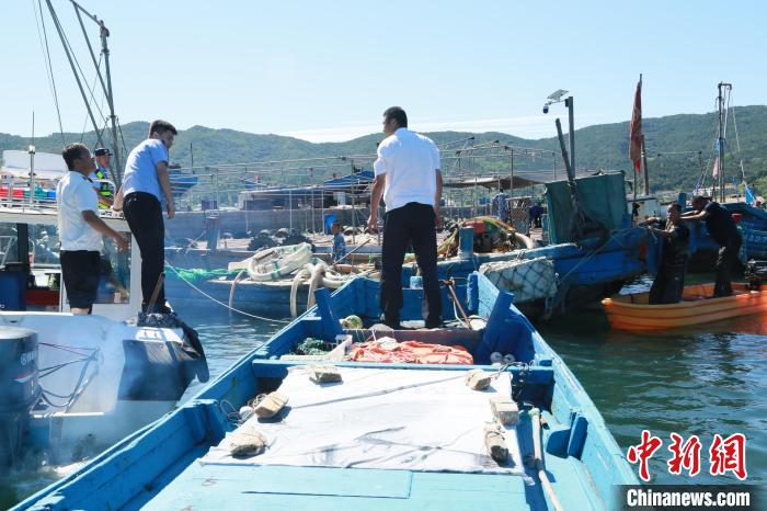 圖為漁民準備秋汛出海捕魚?！≮w俊 攝