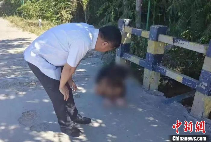 天津民警方海波救下一想輕生的女孩兒后 對(duì)其進(jìn)行開導(dǎo)勸慰 天津市委政法委供圖