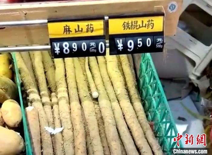 成都龍泉一菜店銷售貨架上的商品標(biāo)注價格與結(jié)算系統(tǒng)不一致。視頻截圖 成都市市場監(jiān)管局供圖