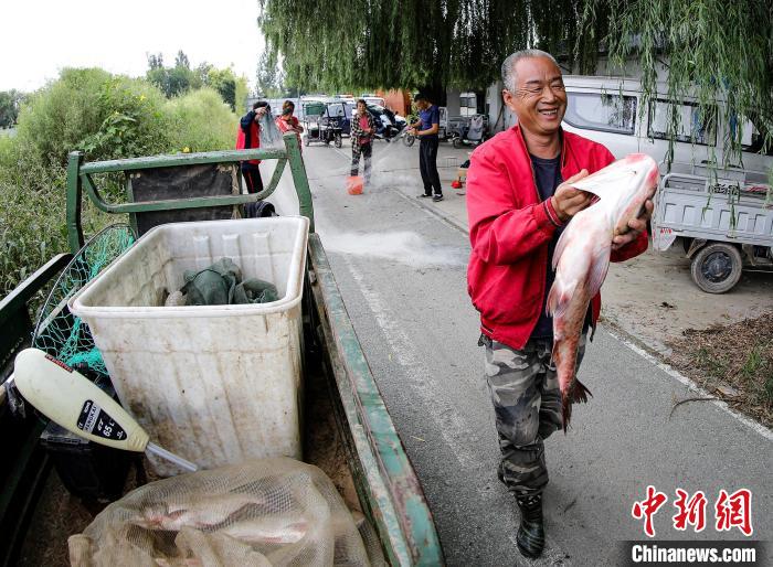開湖第一天，就打上來了“大家伙”。　陳康 攝