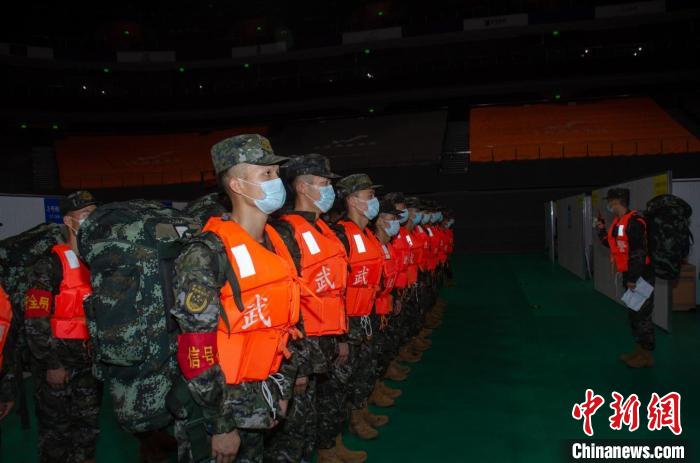 武警官兵深夜出發(fā)。　王常龍 攝