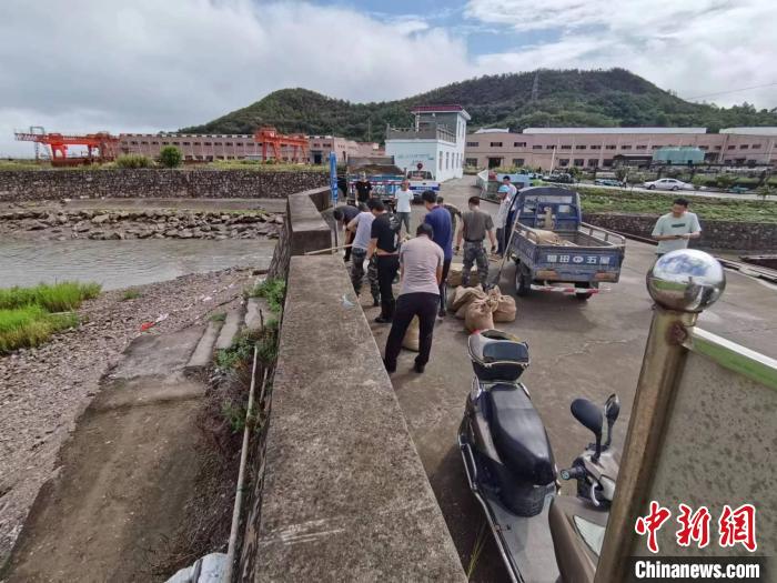 象山縣退役軍人志愿服務(wù)隊(duì)筑牢塘口行動(dòng)現(xiàn)場?！≠噲@園供圖