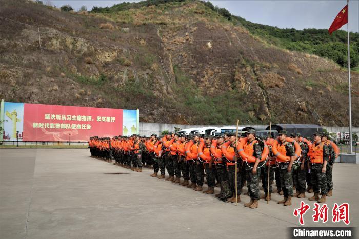 武警舟山支隊(duì)整裝待發(fā)。　張曉慶供圖