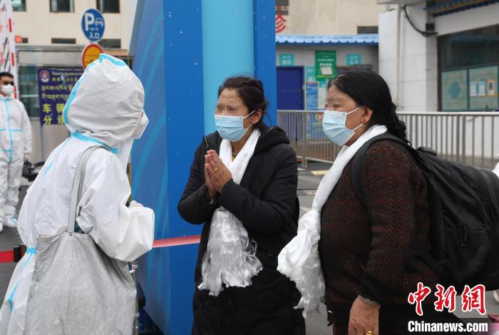 圖為患者出院?！≈軒涇?攝