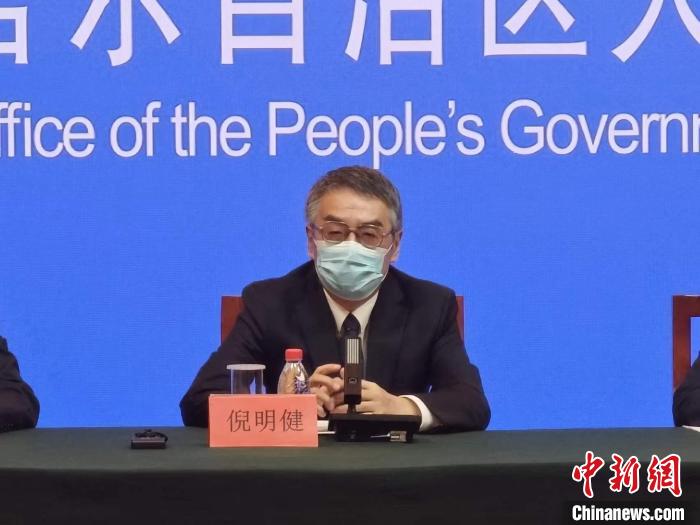 倪明健在新聞發(fā)布會(huì)上介紹新疆本輪疫情流行病毒特點(diǎn)?！埱?攝