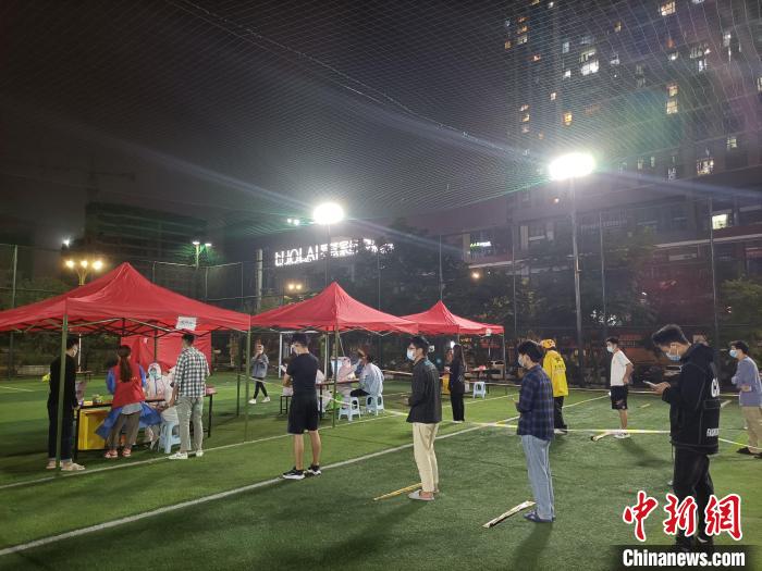 圖為貴陽觀山湖區(qū)市民排隊進行核酸檢測?！∈〗?攝