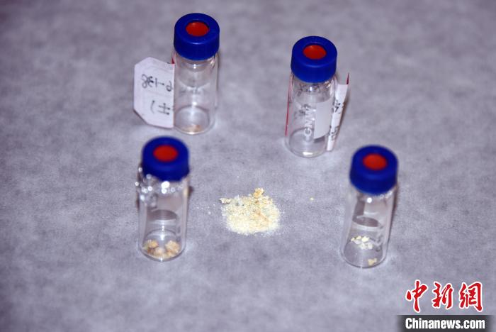 用于研究的人工合成鉛白化妝品遺存樣品?！?lt;a target='_blank' href='/'>中新社</a>記者 孫自法 攝