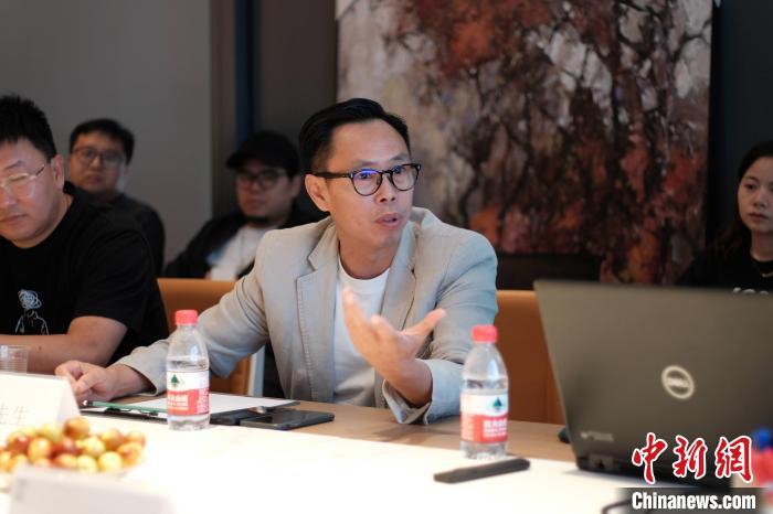 圖為陳維思在工作中。　受訪者供圖