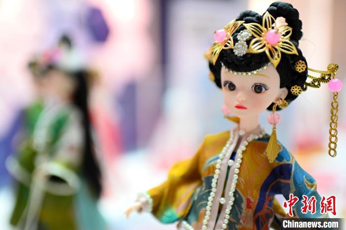 李柏亨團(tuán)隊(duì)推出的漢服娃娃采用了香云紗作為服裝的原材料?！￡愺K旻 攝