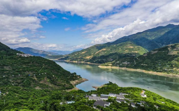 這是2022年5月19日拍攝的長(zhǎng)江巫山段曲尺鄉(xiāng)一帶景色(無(wú)人機(jī)照片)。新華社記者 王全超 攝