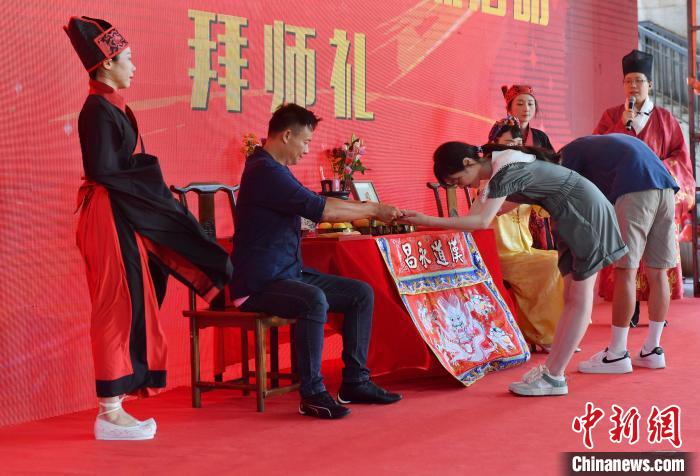 活動現(xiàn)場進行“閩臺匠人拜師典禮”?！蚊?攝