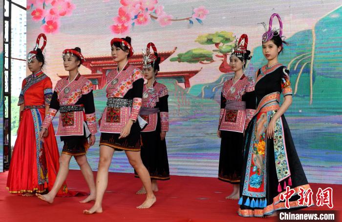 活動現(xiàn)場進行服裝走秀?！蚊?攝