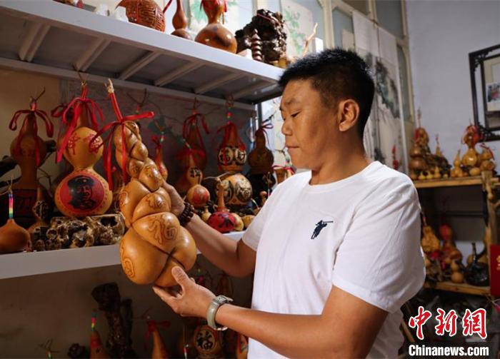 馮計剛制作的葫蘆手工藝品。　孔飛 攝
