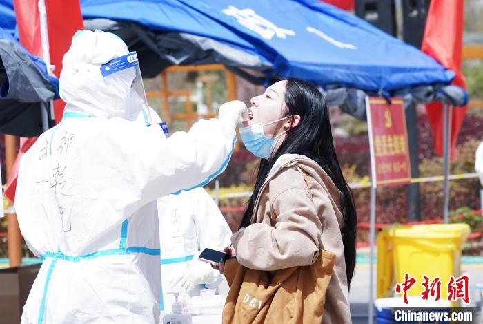 資料圖為居民進(jìn)行核酸檢測(cè)?！●R銘言 攝