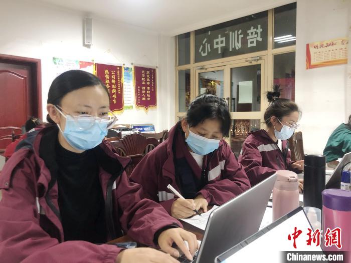 圖為流調(diào)隊(duì)員夜以繼日工作?！±顏嗛?　攝