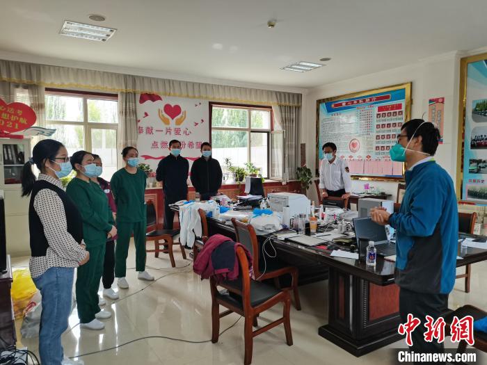 圖為流調(diào)隊(duì)安排部署工作?！±顏嗛?　攝