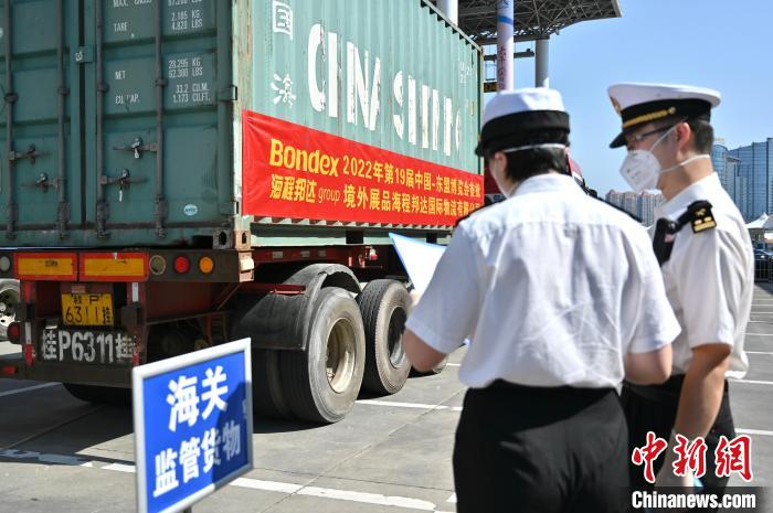 圖為海關(guān)查驗?！∮峋?攝