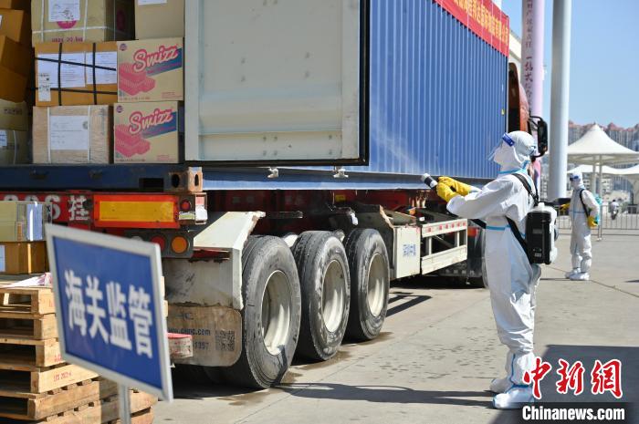 圖為貨物消殺?！∮峋?攝