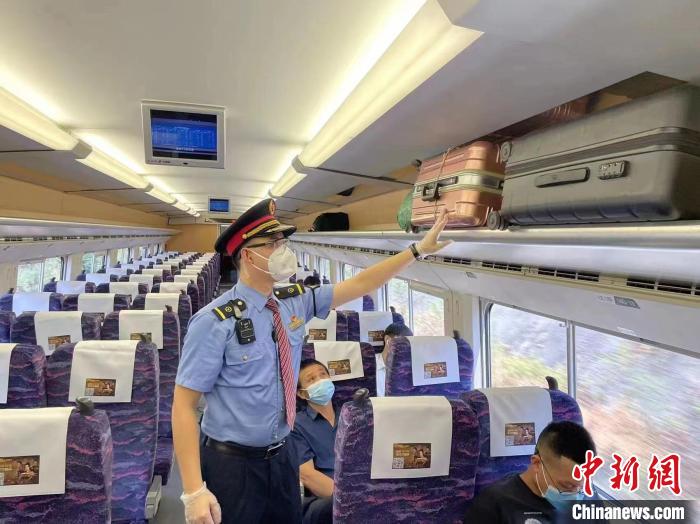 圖為9月5日，D1797列車上，工作人員為旅客整理行李架?！埼慕?攝