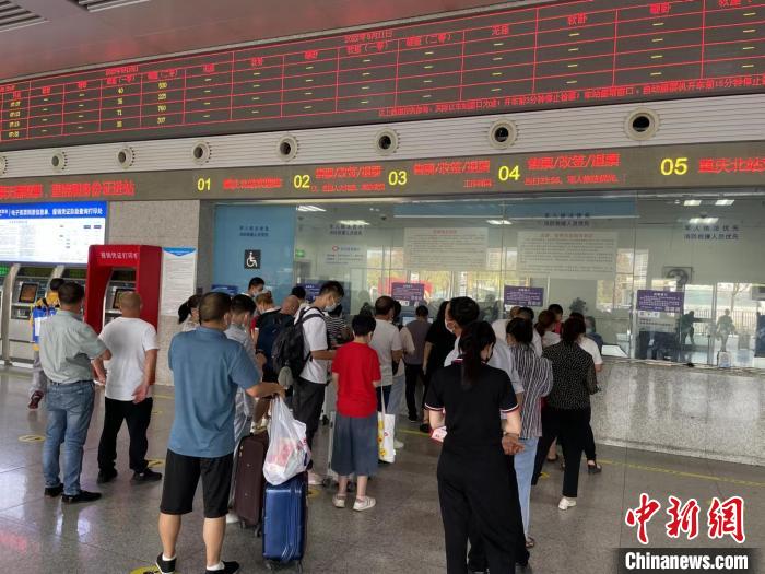 圖為9月5日的重慶北站售票窗口。　重慶北站供圖