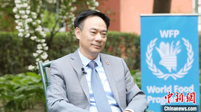 “我們希望發(fā)揮好積極的橋梁作用，幫助其他發(fā)展中國家借鑒和學(xué)習(xí)中國的好方法、好經(jīng)驗(yàn)、好技術(shù)?！苯眨?lián)合國世界糧食計劃署駐華代表屈四喜在接受<a target='_blank' href='/'>中新社</a>記者專訪時，如是描述中國在保障全球糧食安全方面的作用與貢獻(xiàn)。 <a target='_blank' href='/'>中新社</a>發(fā) 受訪者供圖　