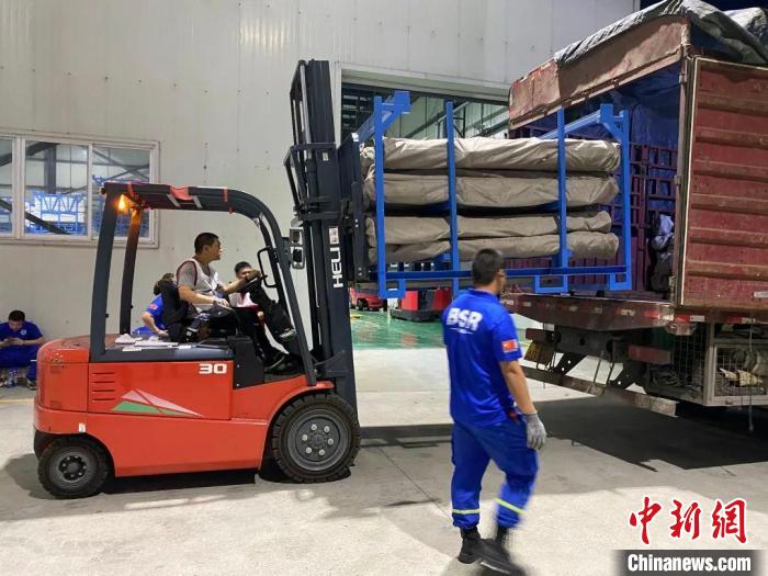 工作人員正在進(jìn)行物資裝車?！∷拇ㄊ〖t十字會供圖。