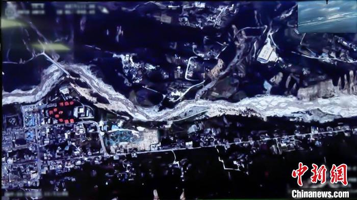 航拍地震后的瀘定震區(qū)一角?！◎v盾科創(chuàng) 攝