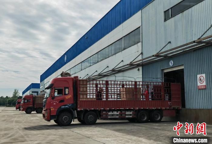 救災(zāi)物資正在裝車?！∷拇☉?yīng)急供圖